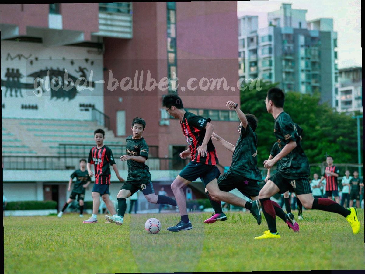 深海蓝与岩灰构成的海南海岸线抽象纹理，叠加细网格和珊瑚橙定位刻度